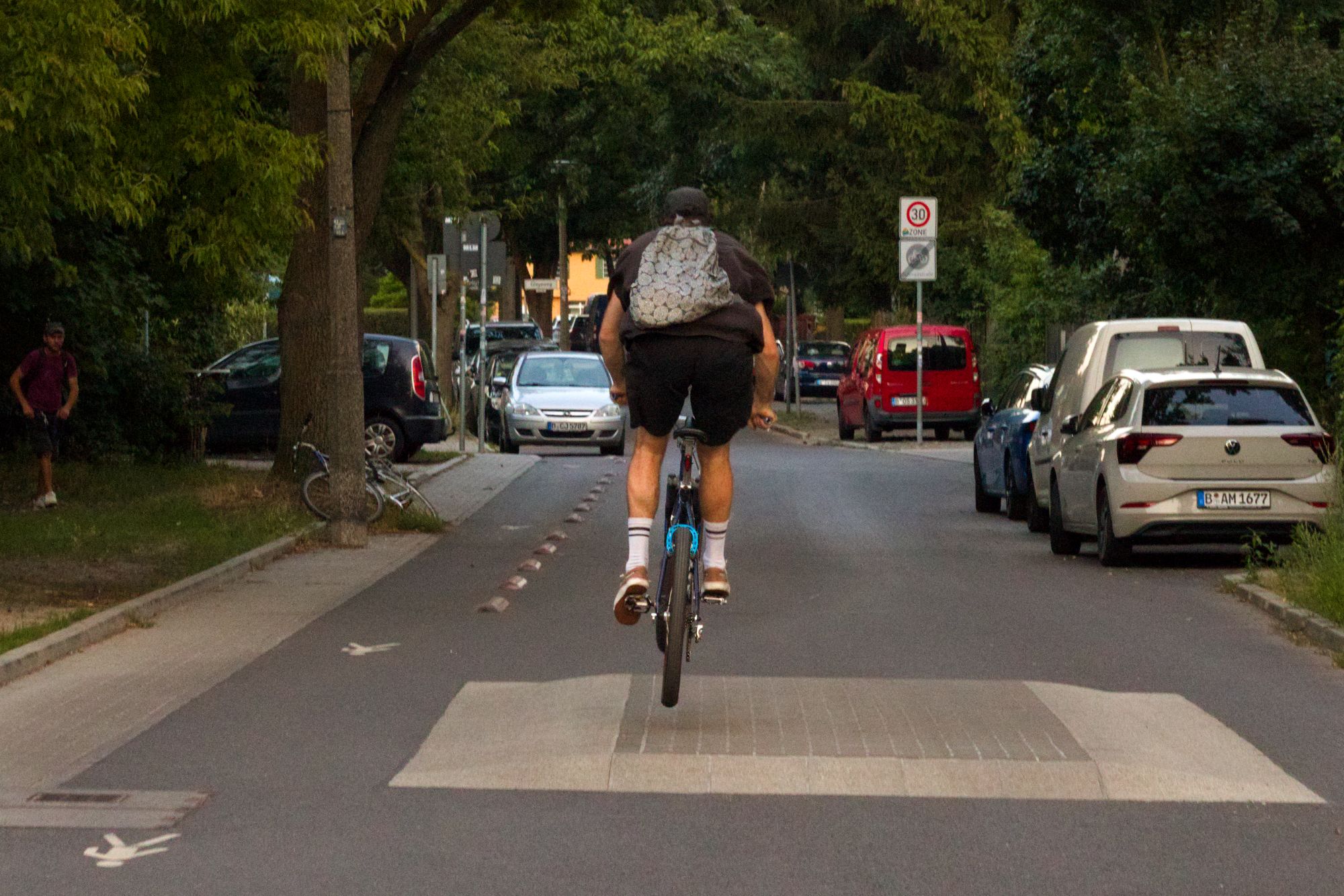 Rider lifting the front wheel on a Berlin street at the start of the ride